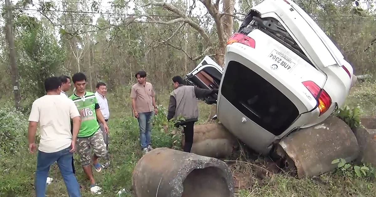 ชายวัย 70 วูบหลับใน เก๋งพุ่งชนต้นไม้-ท่อปูน พลิกคว่ำ โชคดีรอดตายหวุดหวิด
