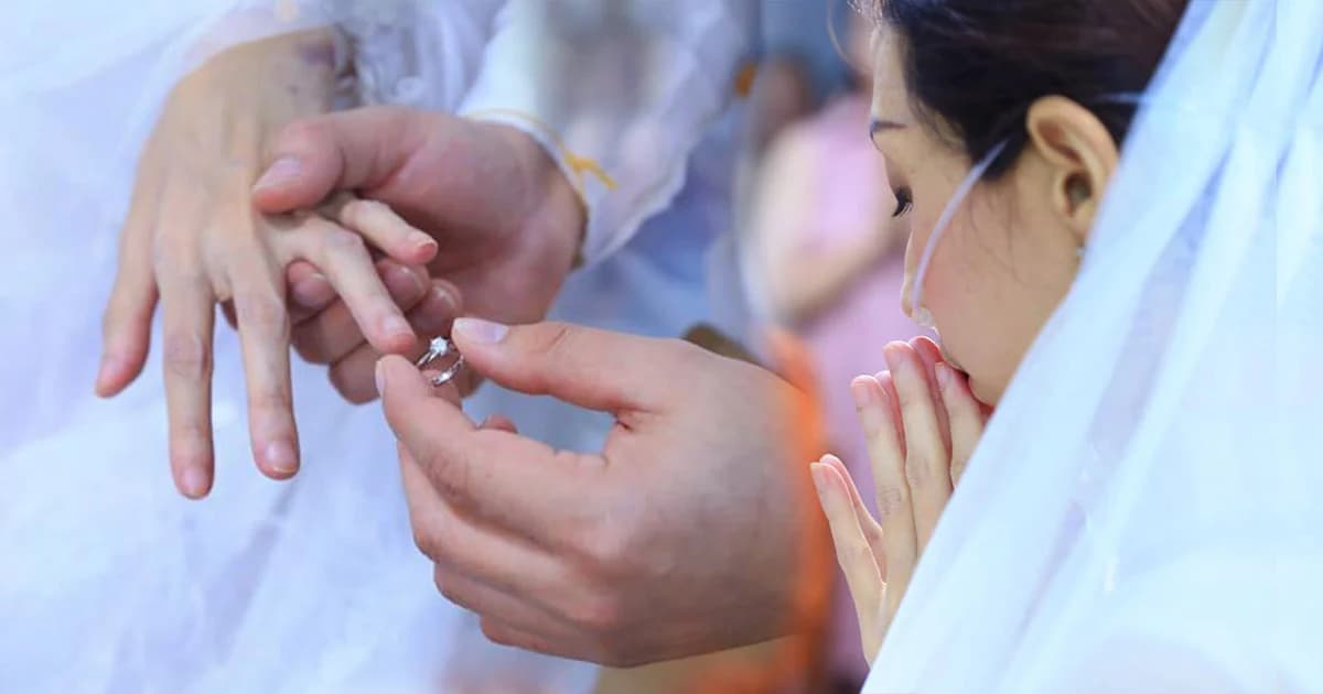 เพราะเธอคือคู่ชีวิต หนุ่มแต่งงานกับแฟนสาวกลางห้องพักผู้ป่วย