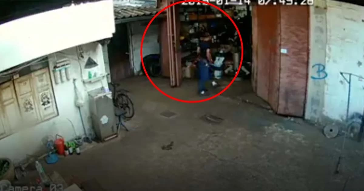 อุทาหรณ์! หนุ่มตากเฉียดตาย หวิดโดนประตูเหล็กทับ