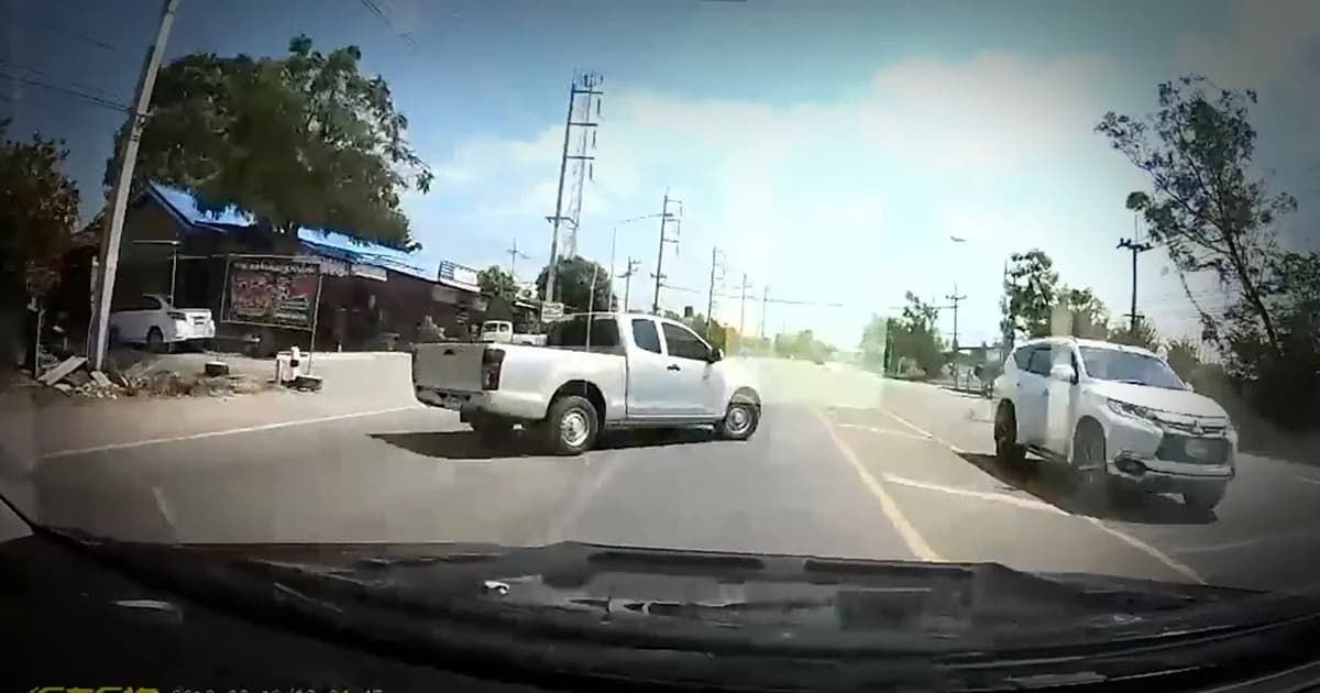 ระทึก! กระบะตัดหน้ารถบรรทุก เบรกไม่อยู่ชนสนั่นเจ็บ 4 ราย ถนนบางลี่-วัดไผ่โรงวัว