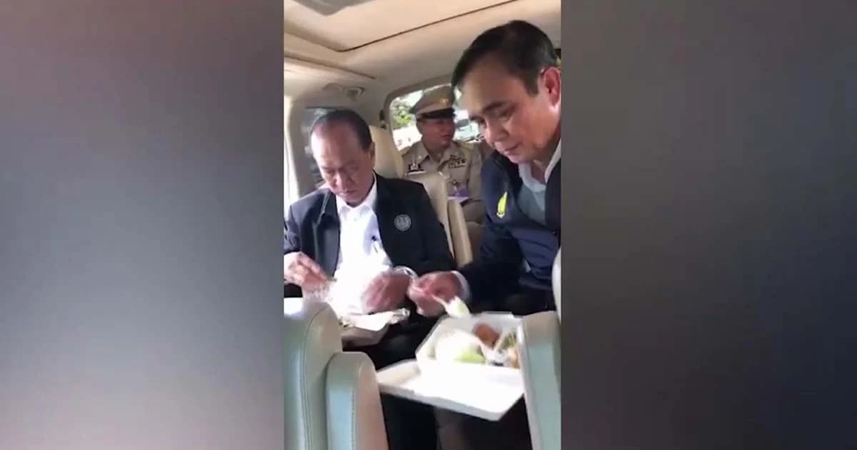 เผยคลิป “บิ๊กตู่-บิ๊กป๊อก” กินข้าวกล่องบนรถ หลังเดินทางล่าช้าเหตุเครื่องบินขัดข้อง