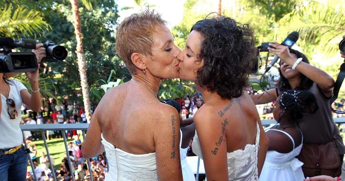 ฝรั่งเศสร่างกฎหมายยกเลิกใช้คำว่า “บิดา-มารดา” ในแบบฟอร์มโรงเรียน