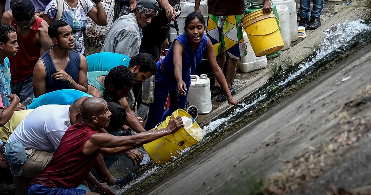 น้ำประปาไม่ไหลที่เวเนซุเอลา ชาวบ้านบางส่วนต้องรองน้ำจากท่อระบายน้ำมาใช้