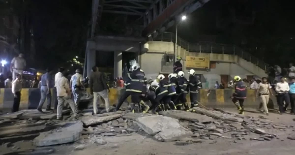 สะพานลอยคนข้ามเมืองมุมไบถล่ม ตาย 5 เจ็บ 36 คาดโครงสร้างไม่ได้มาตรฐาน