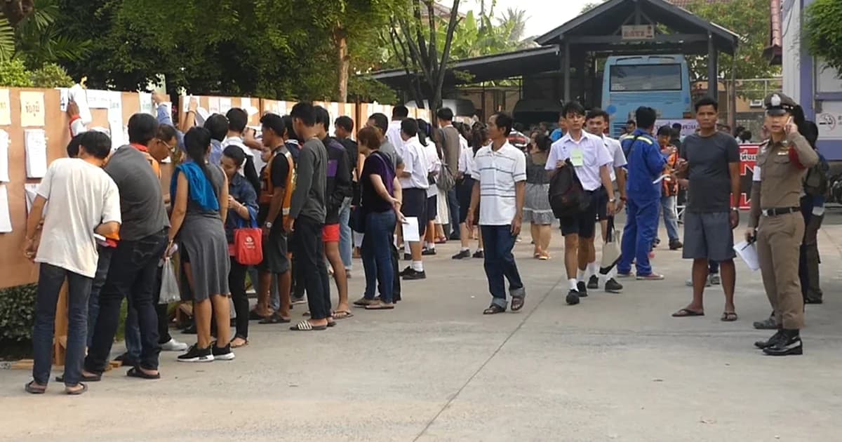 ปทุมธานี ประชาชนทยอยไปเลือกตั้งล่วงหน้า พบปัญหาบางส่วนไม่มีชื่อในบัญชีรายชื่อ