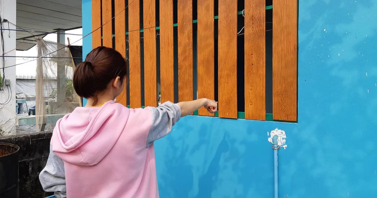 สาวร้องกรี๊ด! หนุ่มหื่นนอนแก้ผ้าใต้เตียงหวังข่มขืน