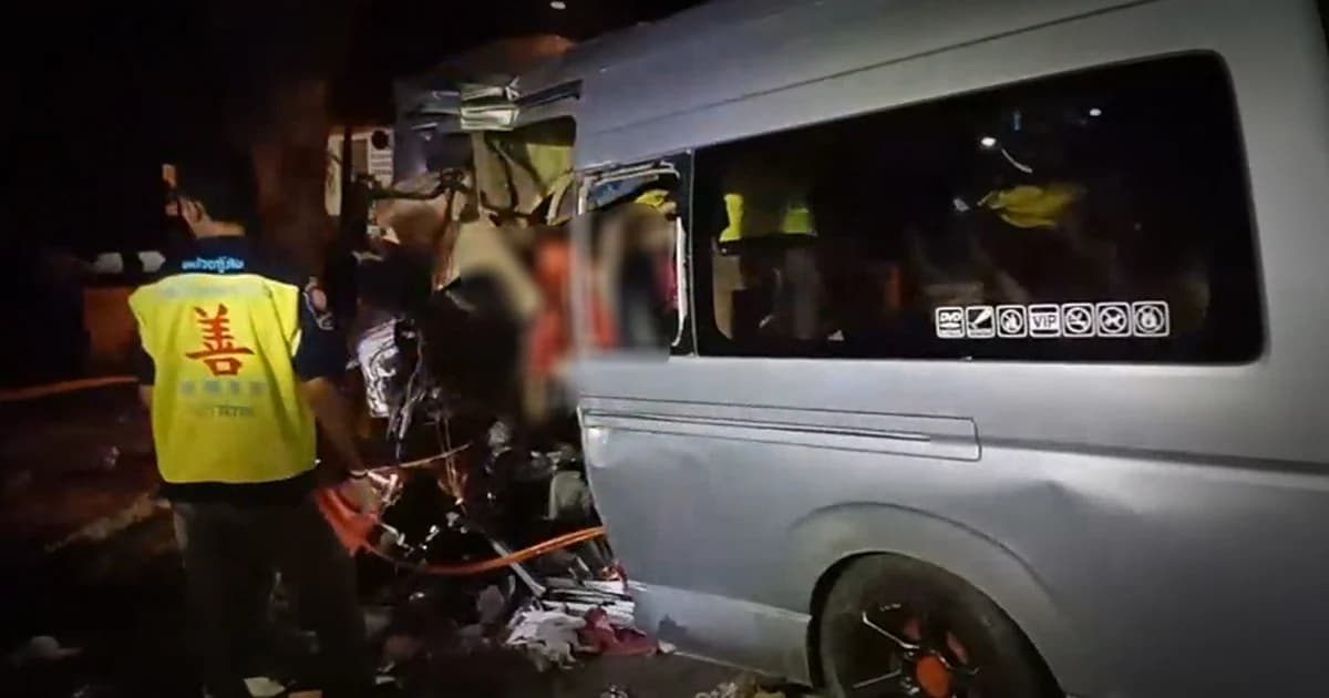 รถตู้พุ่งชนต้นไม้ ครูนราธิวาส ดับ 4 เจ็บ 9 คาดคนขับหลับใน