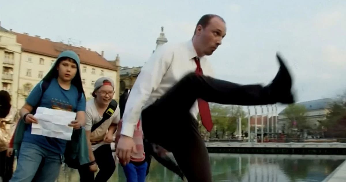 Silly Walk “เดินเอาฮา” ประเพณีบ้าๆ บอๆ ของฮังการี