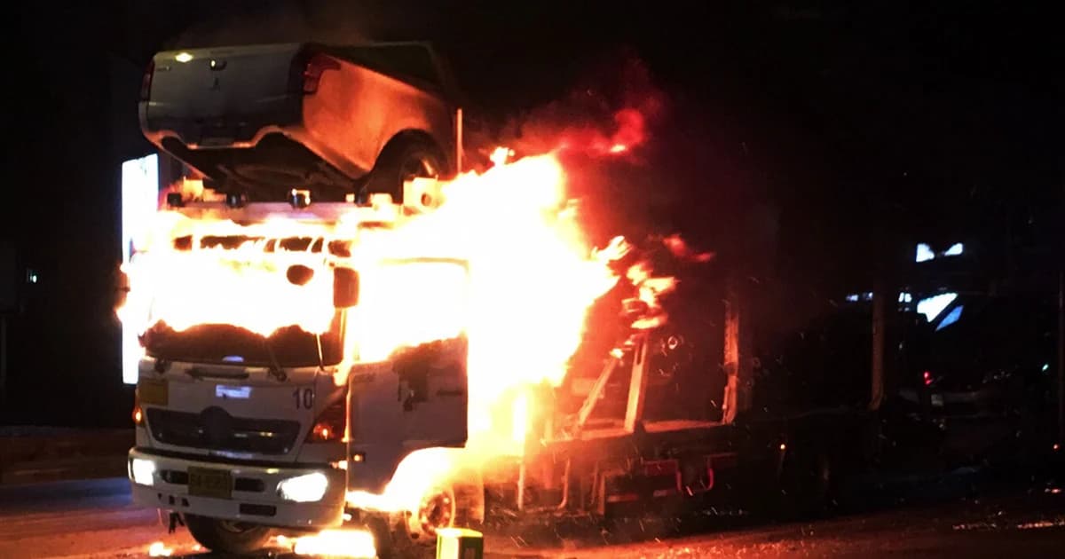 ไฟไหม้รถเทรลเลอร์ บรรทุกรถยนต์ 5 คัน เตรียมนำส่งชลบุรี