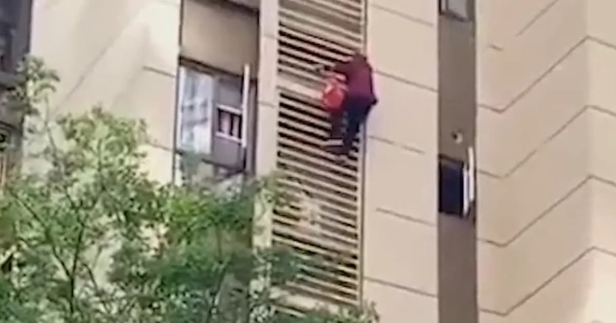 คุณยายชาวจีนร้อนทนไม่ไหว ปีนหน้าต่างชั้น 14 ออกนอกตึก หลังญาติล็อกประตูขัง