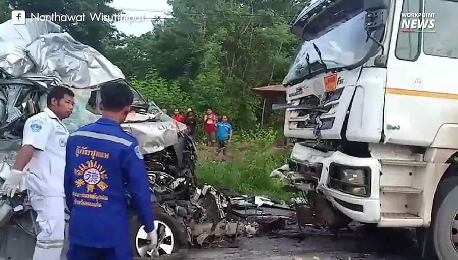 รถตู้แซงไม่พ้นพุ่งข้ามเลนประสานงารถพ่วงอย่างจัง เสียชีวิต 5 เจ็บ 3 ราย