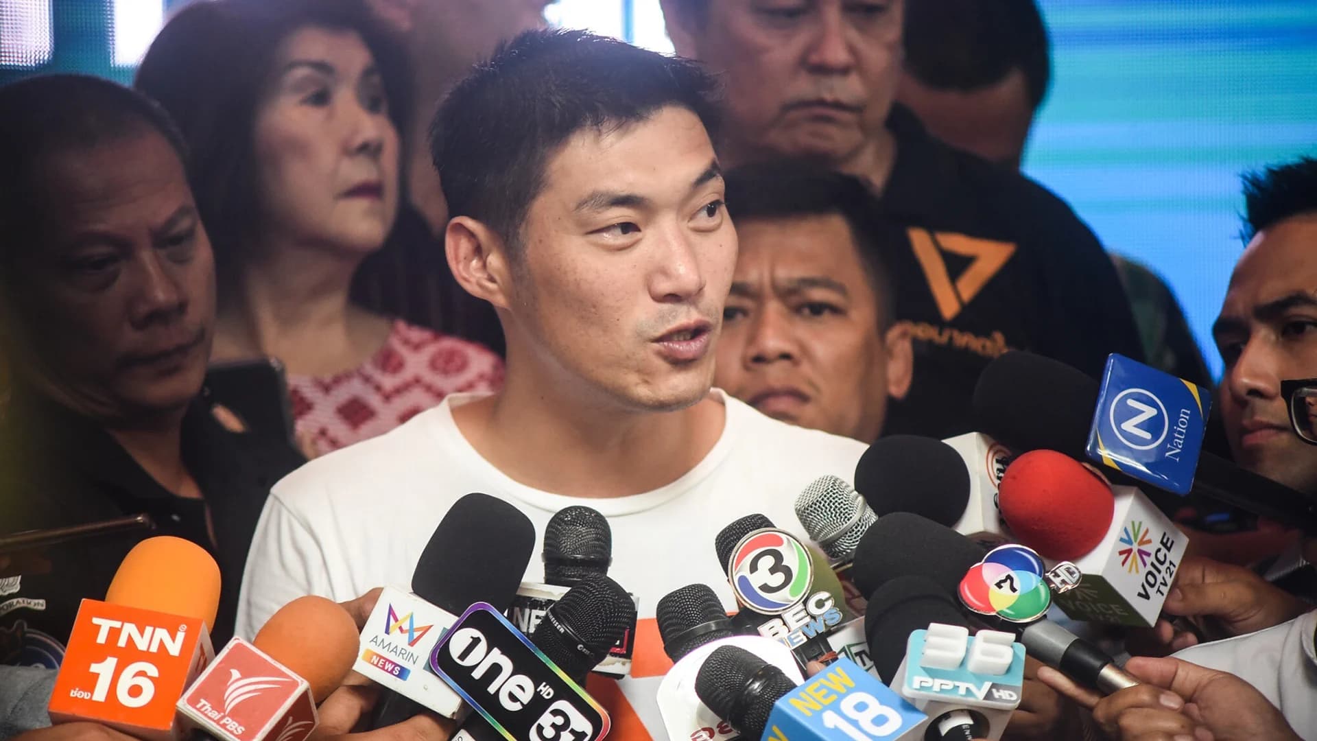 “ธนาธร” ประกาศเดินหน้าทำงานเป็นฝ่ายค้าน ระบุการมี 250 ส.ว. บิดเบือนการตัดสินใจของหลายพรรค