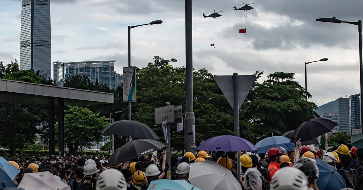 เตือนคนไทยในฮ่องกง เลี่ยงพื้นที่ชุมนุมใหญ่ครบรอบ 22 ปี อังกฤษส่งมอบเกาะคืนให้จีน