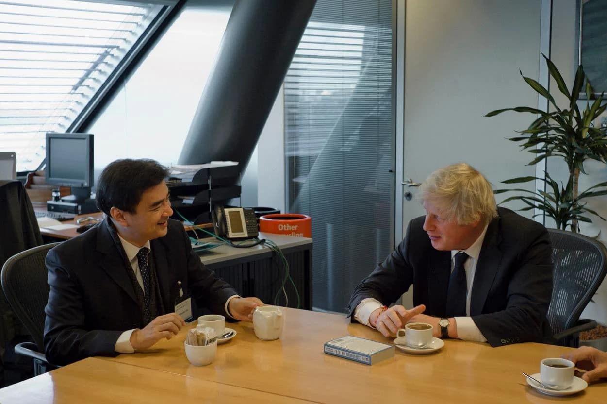 เผยนายกคนใหม่อังกฤษ “บอริส” เพื่อนร่วมรุ่น “อภิสิทธิ์” สมัยเรียนมัธยม