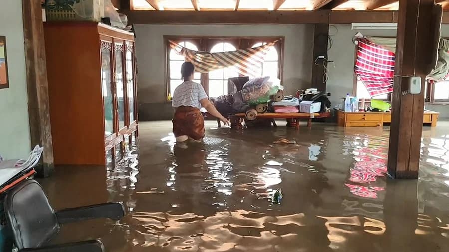 อิทธิพลพายุโพดุล ! โคราช ฝนตกหนัก น้ำทะลักเข้าท่วมหมู่บ้าน ถนน