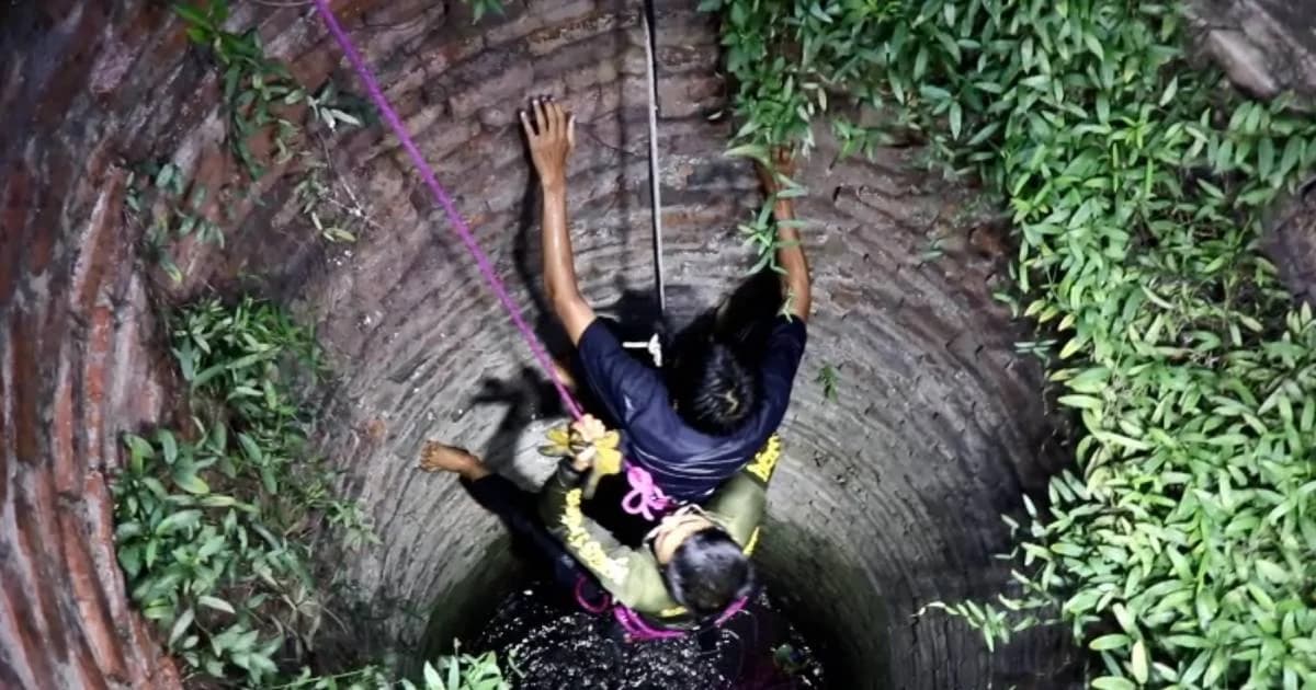 ตกบ่อน้ำโบราณวัดพระศรีสรรเพชญ์ ตะโกนเรียกไม่มีใครรู้ โชคดีเพื่อนตามเจอ