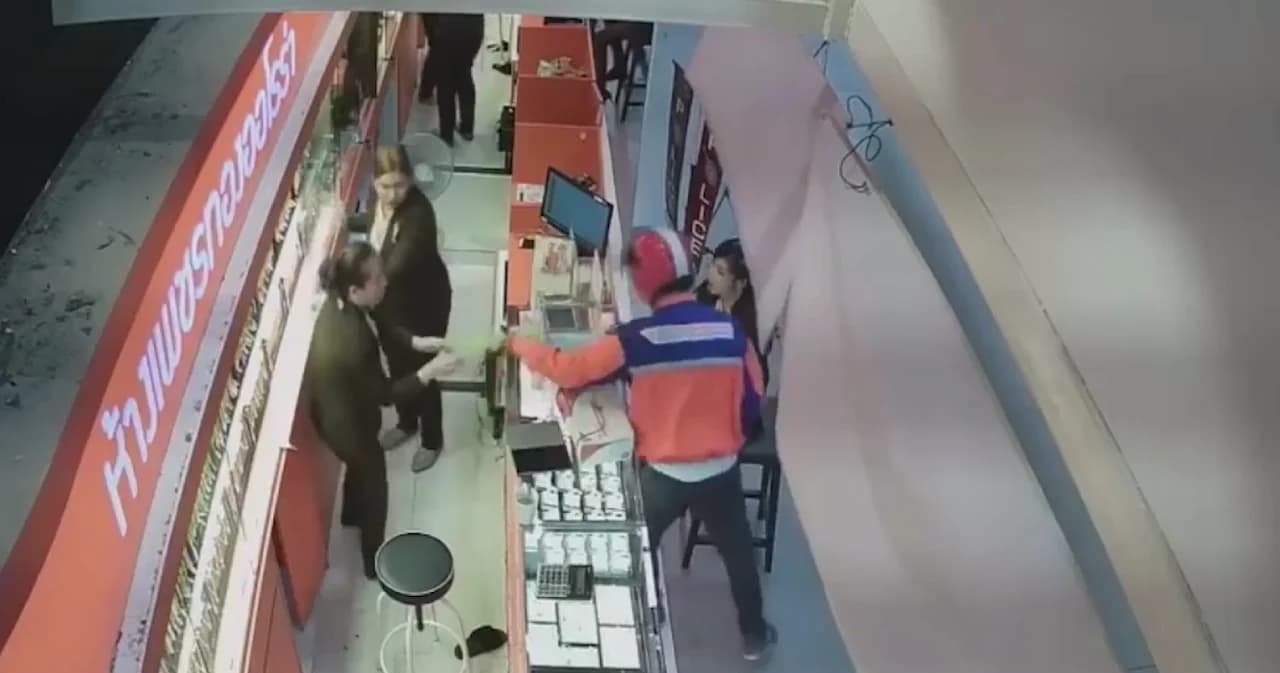 คนร้ายสวมชุดไปรษณีย์บุกเดี่ยวชิงทองออโรร่า จ.สมุทรปราการ ซิ่งรถ ปณ.หนี