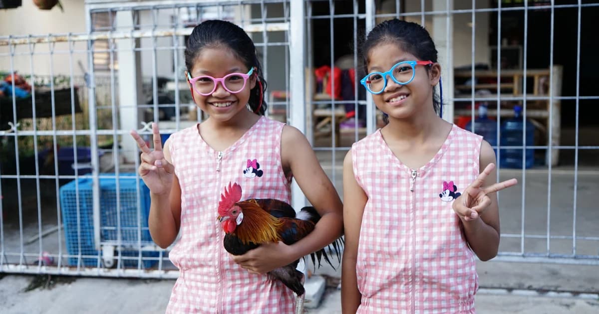 ชื่นมื่นน้องแพร-พลอย ได้รับแว่นส่งตรงจากชัยนาทถึงอุบลฯ แล้ว