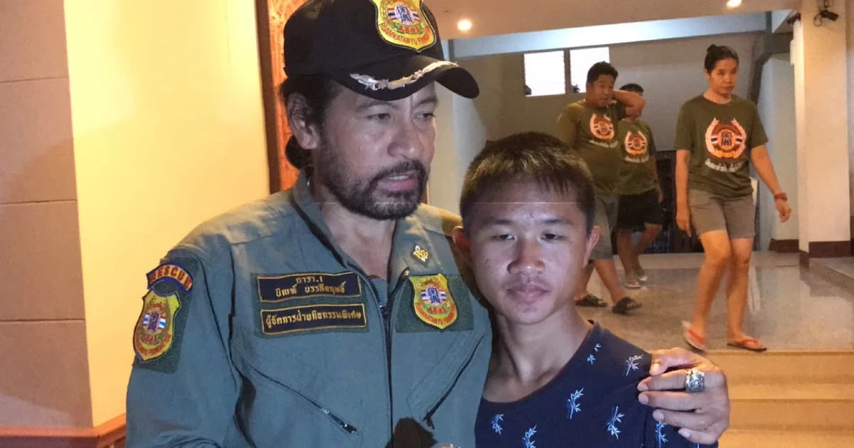 2 นักเรียน เล่นพิณเปิดหมวกหารายได้ช่วยน้ำท่วมอุบลฯ ส่งมอบบิณฑ์ 11,000 บาท