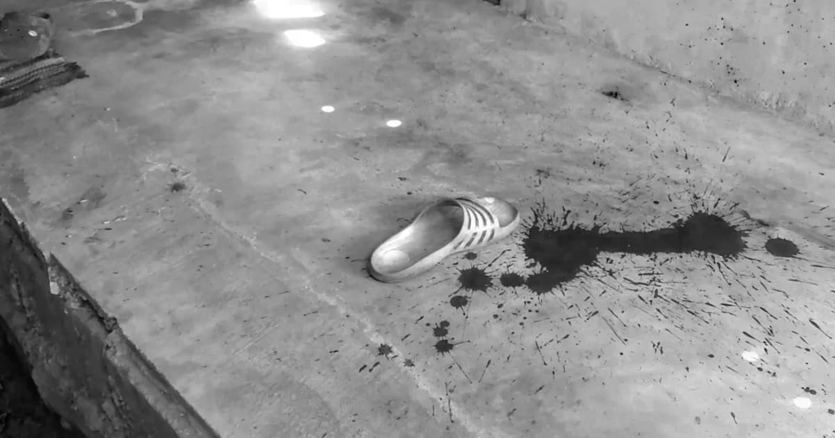 อดีตเพื่อนรักใช้มีดดาบบุกแทงว่าที่พลทหารดับคาบ้าน ก่อนลากออกมาขี่ จยย.เหยียบซ้ำ