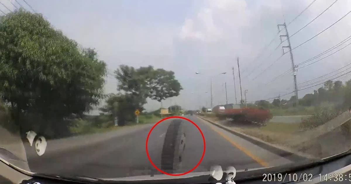 ระทึก! ล้อรถบรรทุกแก๊สหลุด พุ่งชนรถเก๋งพังยับ ถังแก๊สเทกระจายเกลื่อน