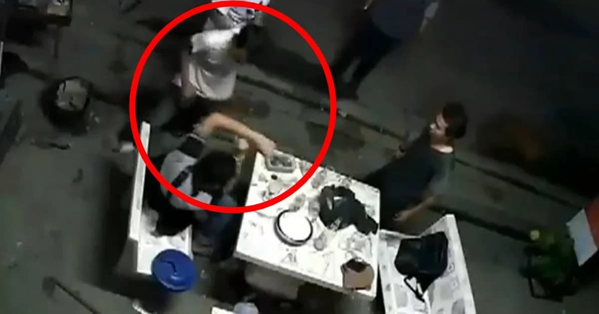 วัยรุ่นทำขวดเบียร์ตก อีกฝ่ายนึกว่าหาเรื่องทำร้ายจนเจ็บหนัก