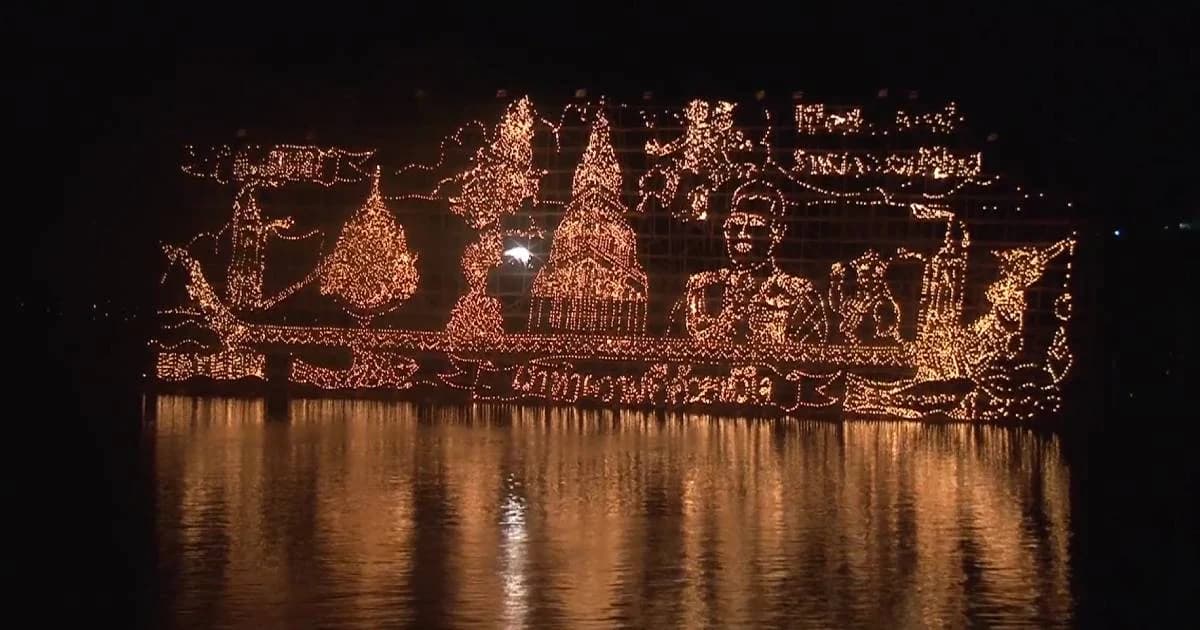 ออกพรรษานครพนม ตื่นตาทั้งสองฝั่งไทย-ลาว ไหลเรือไฟ 13 ลำ บูชาพญานาค