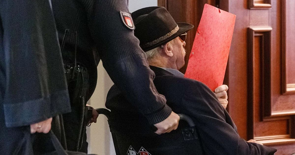 อดีตหน่วย ss วัย 93 ปี ถูกนำตัวขึ้นศาลคดีสังหารหมู่ช่วงสงครามโลก