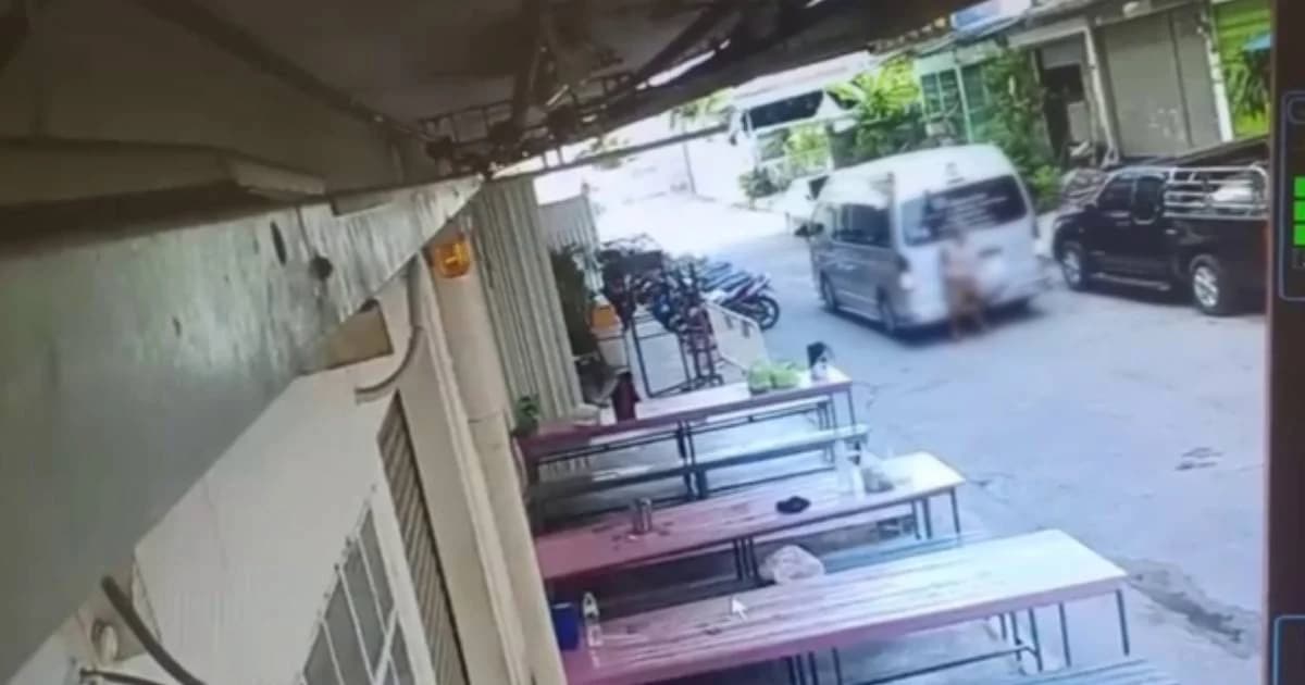 สลด! รถตู้ถอยทับยายวัย 83 ดับ คนขับช็อกได้ยินเสียงนึกว่ากระเป๋าหล่น