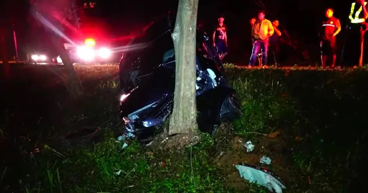 กลุ่มชายหัวเกรียนขับรถตกถนน ทิ้งบุหรี่-เหล้าเถื่อนมูลค่านับล้าน