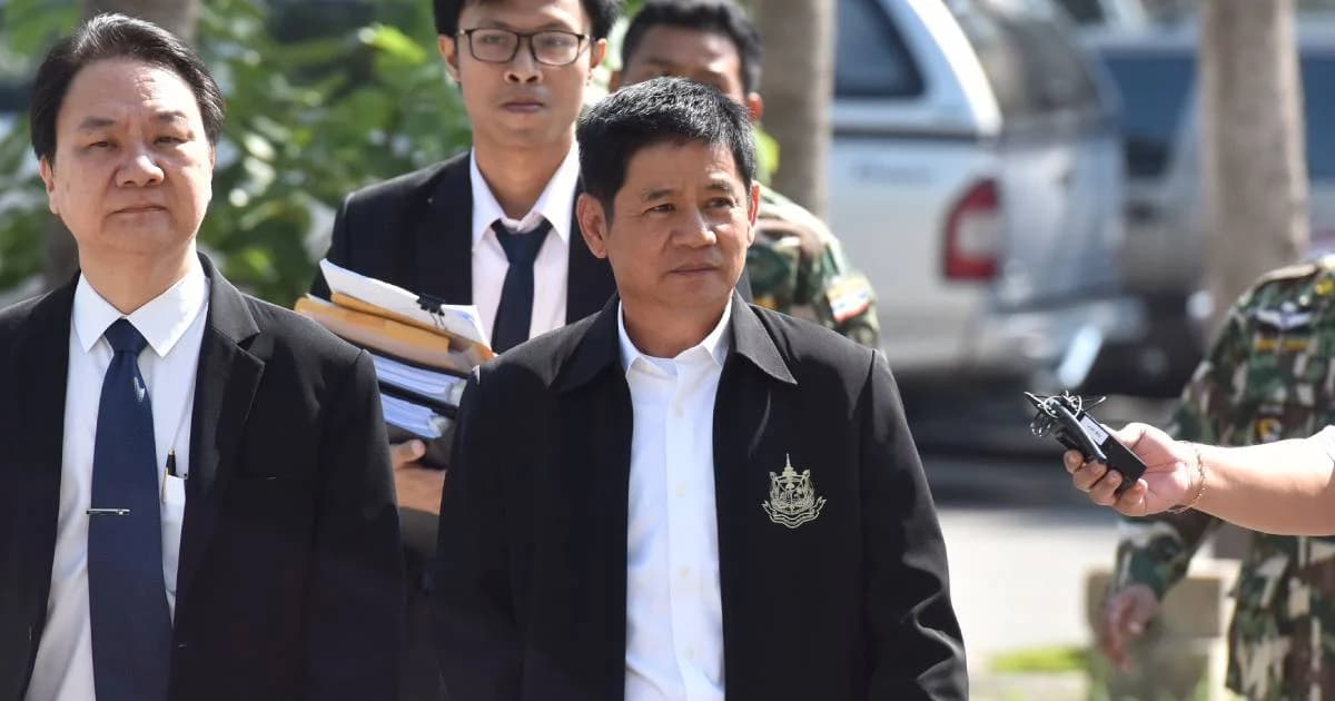 “ชัยวัฒน์” เข้ามอบตัวคดีบิลลี่ที่ดีเอสไอ ยันไม่หนีพร้อมสู้คดี ตัดพ้อตกเป็นจำเลยสังคม