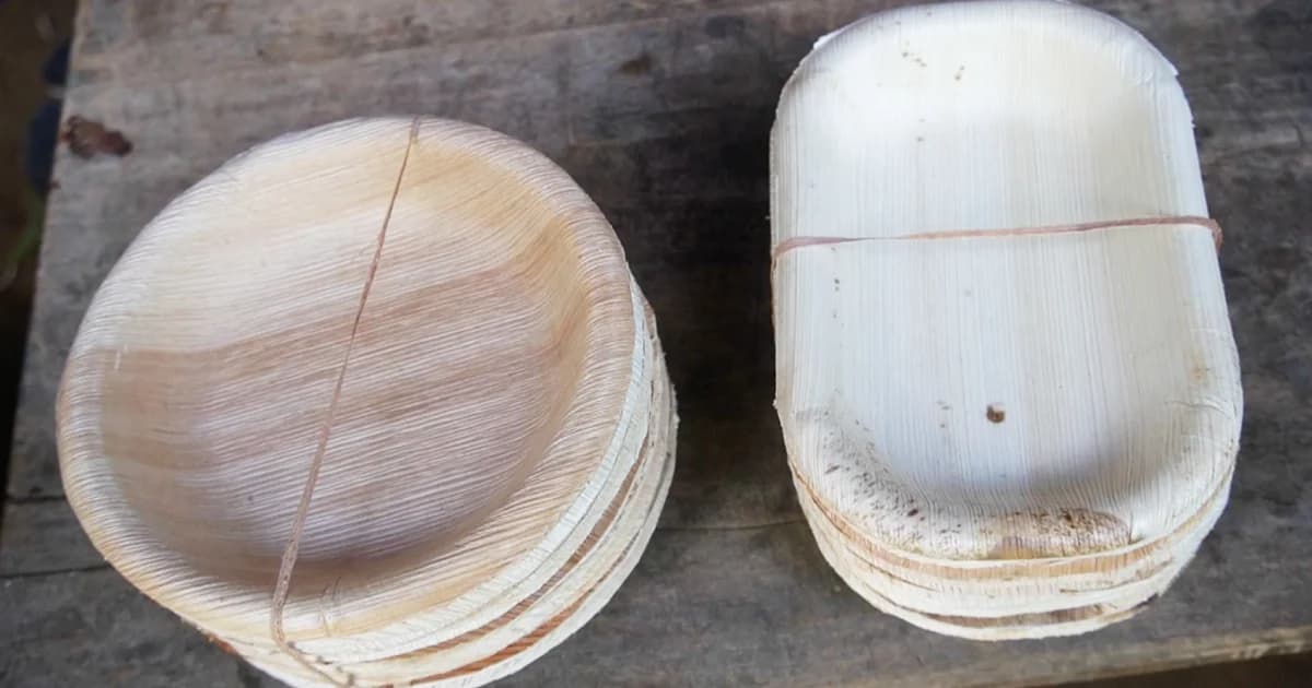 กลุ่มชุมชนลาวครั่ง ผุดไอเดียทำจานจากกาบหมากและใบไม้ช่วยลดพลาสติก