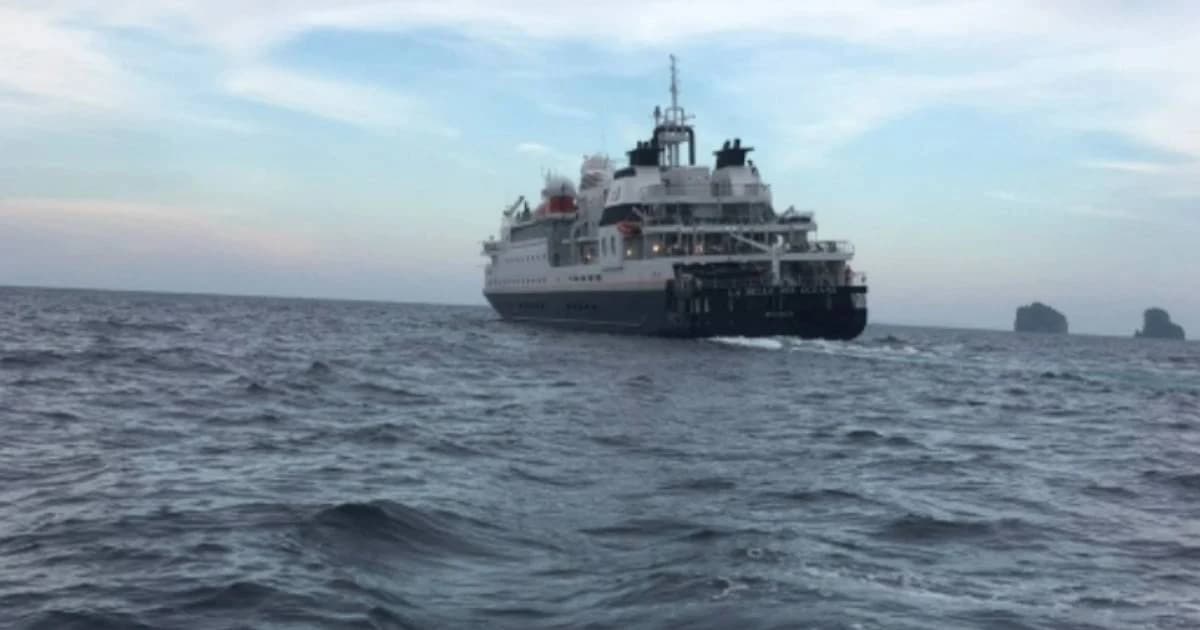 เรือสำราญชนกองหินใกล้เกาะปิดะ ทร.ภ.3 เข้าช่วย นทท.กว่า 100 ชีวิตปลอดภัย