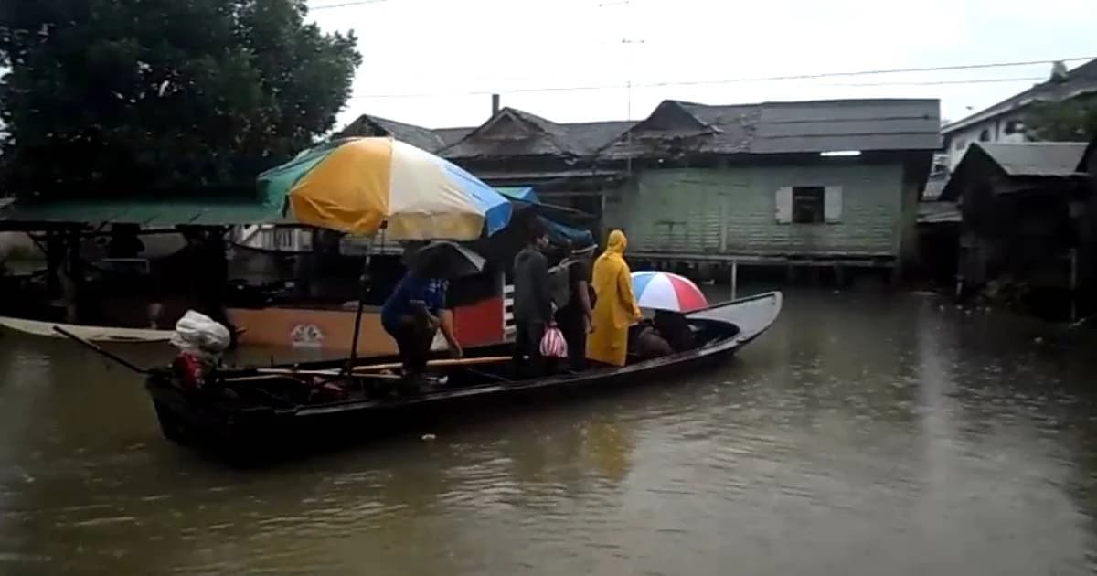 น้ำท่วม “สุไหงโก-ลก” เริ่มวิกฤตอพยพแล้ว 86 คน ผู้ว่าฯ เตรียมประกาศเขตภัยพิบัติ