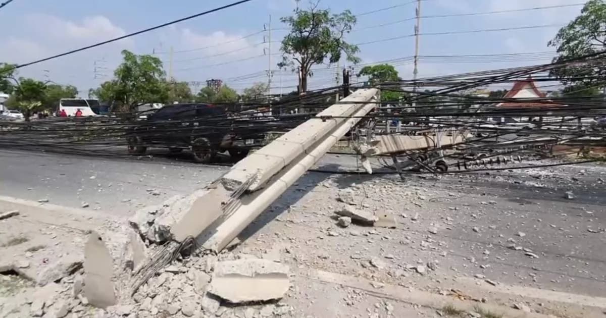 ค่าเสียหายกว่า 10 ล้าน พบกระบะชนเสาไฟล้มไม่มีประกันภัยแถม พ.ร.บ. ขาด