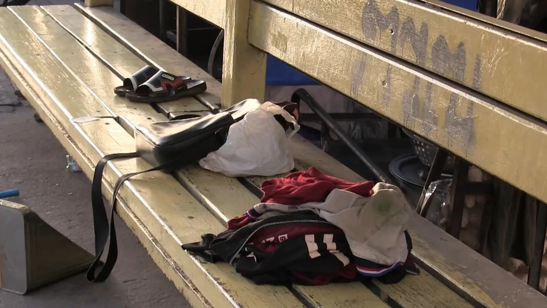 ศพชายปริศนานอนเสียชีวิตหน้าป้ายรถเมล์ย่านบางพลี