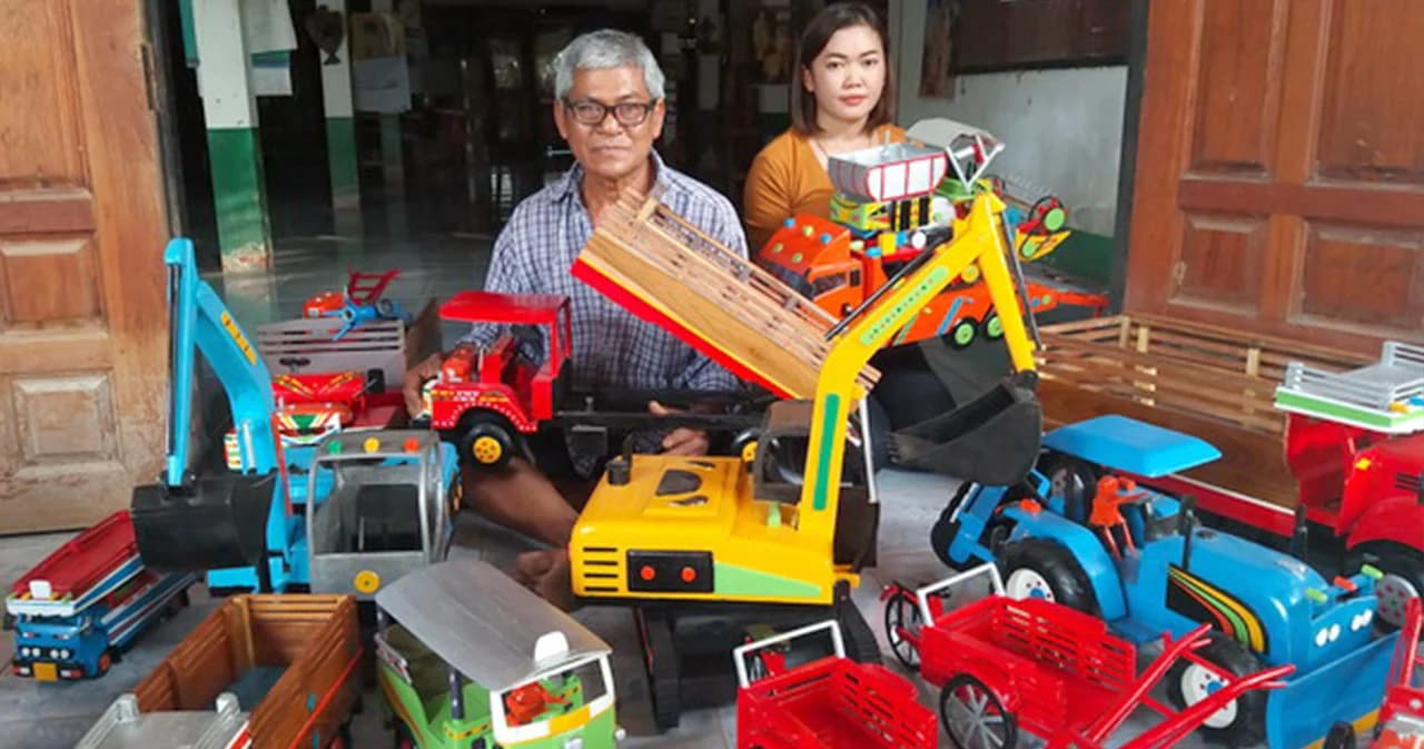 โมเดลรถเศษไม้ ผลงานชาวนาวัยเกษียณสร้างรายได้จากจินตนาการ
