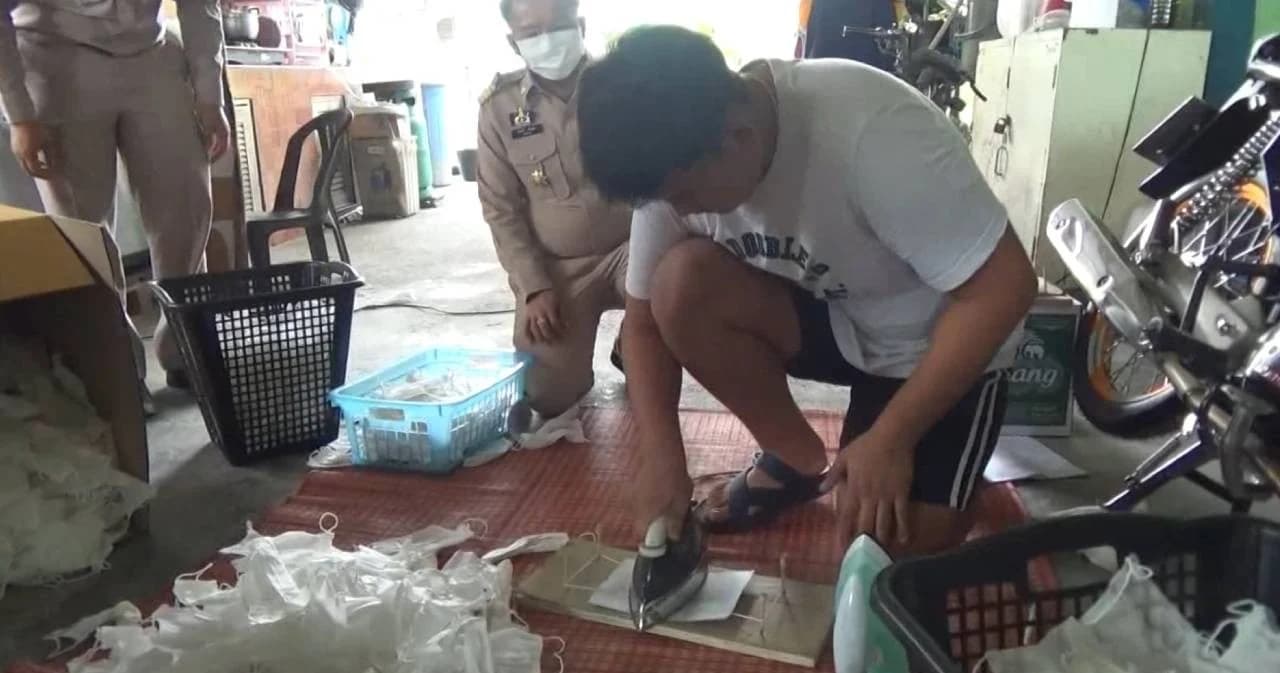 ทลายแหล่งรีไซเคิลหน้ากากอนามัย เอาของใช้แล้วมารีดใส่ซองขายใหม่