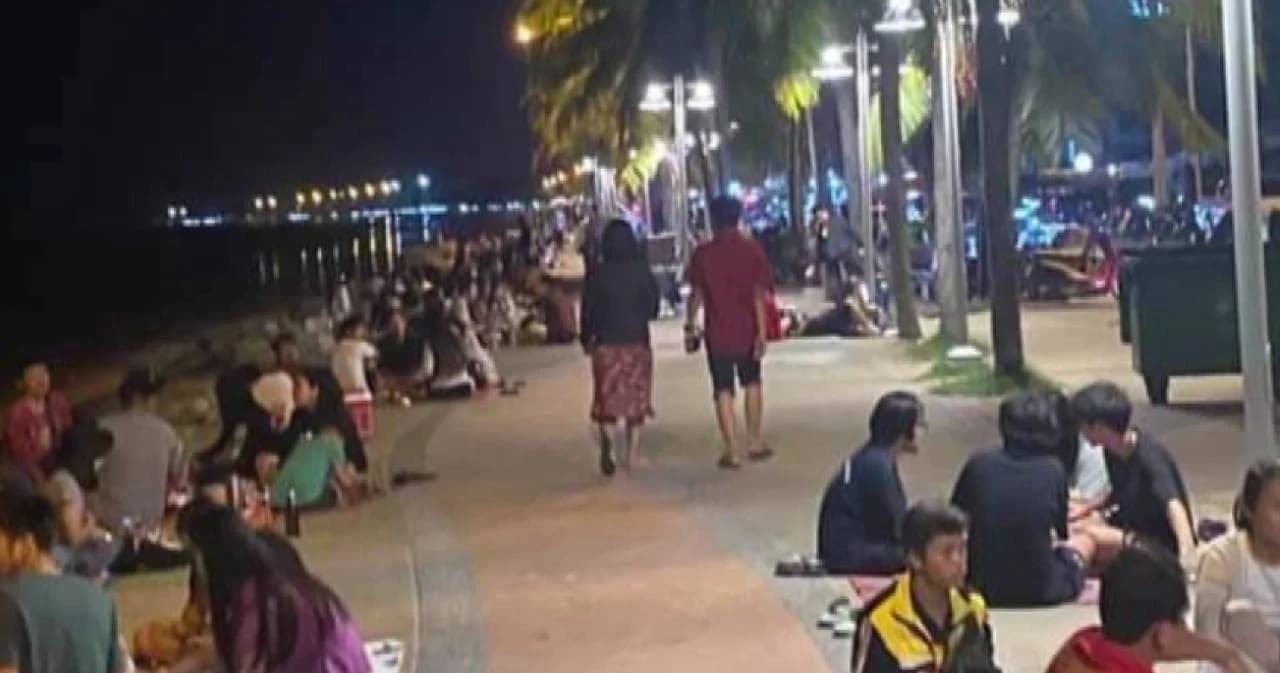 ล้อมคอก! จนท.ตั้งด่านเตือนประชาชน อย่าจับกลุ่มนั่งหาดวอนนภา-หาดบางแสน