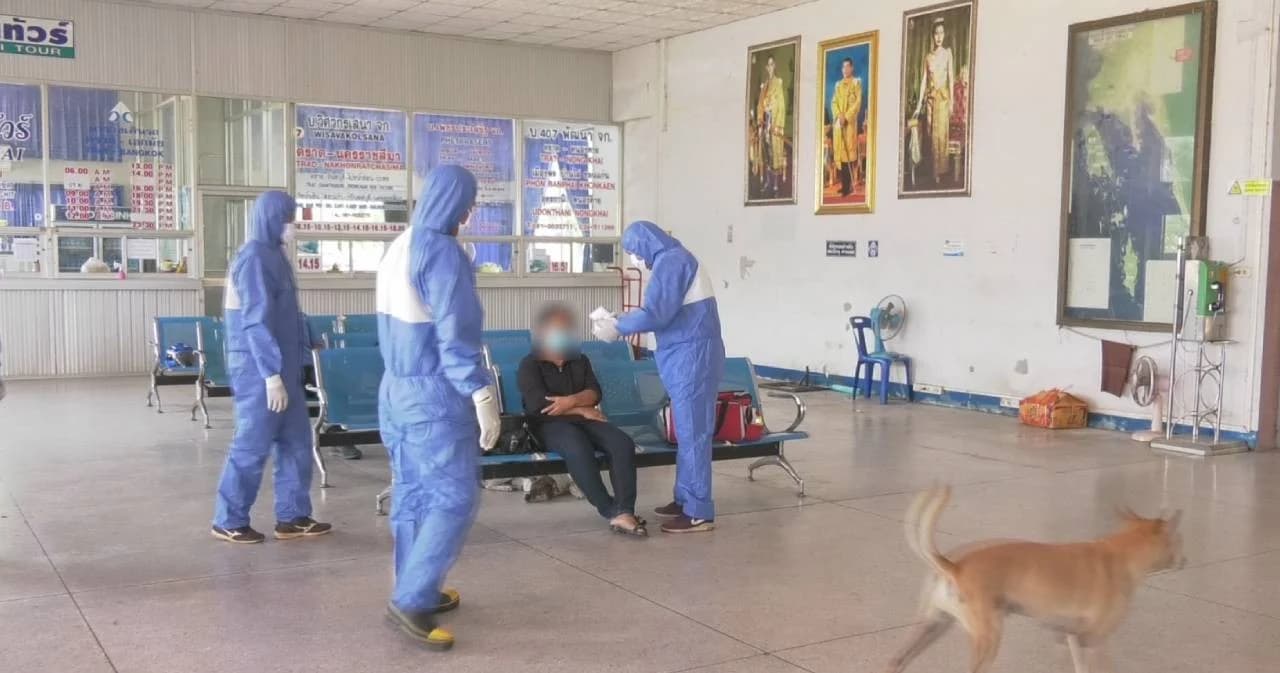 ตราด พบหญิงไข้สูง 38 องศาขึ้นรถโดยสาร กู้ภัยใส่ชุดป้องกันเร่งพาไป รพ.