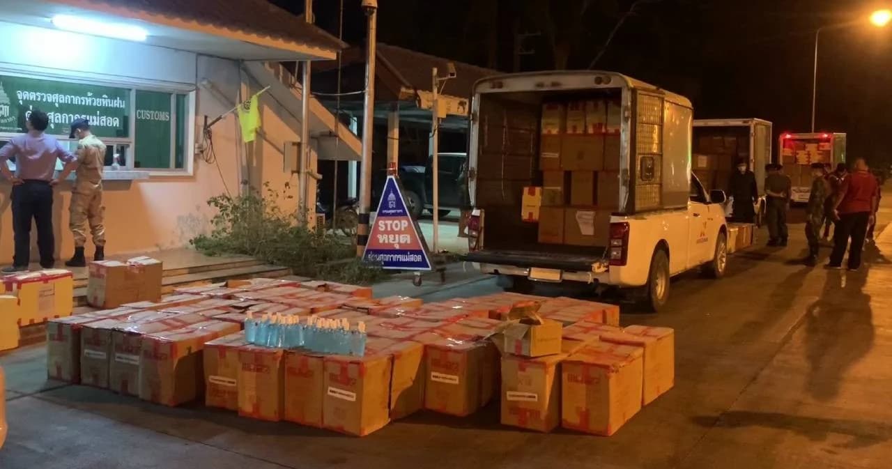 ทหารแม่สอด สกัดจับ 3 คันรถ ลอบขนเจลล้างมือเข้ากรุง ยึด 10,500 ขวดไม่มีใบอนุญาต