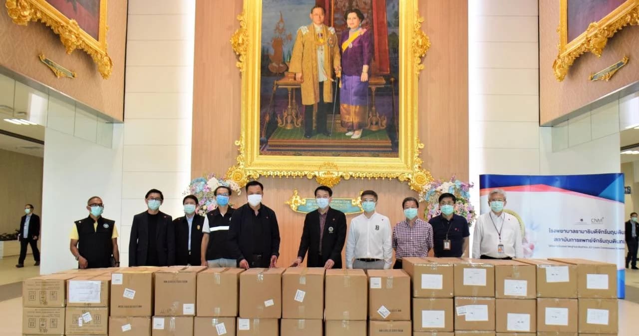 “อนุทิน” ทยอยส่งมอบชุดป้องกัน-หน้ากากอนามัย จากมูลนิธิแจ็ค หม่า ให้โรงพยาบาล