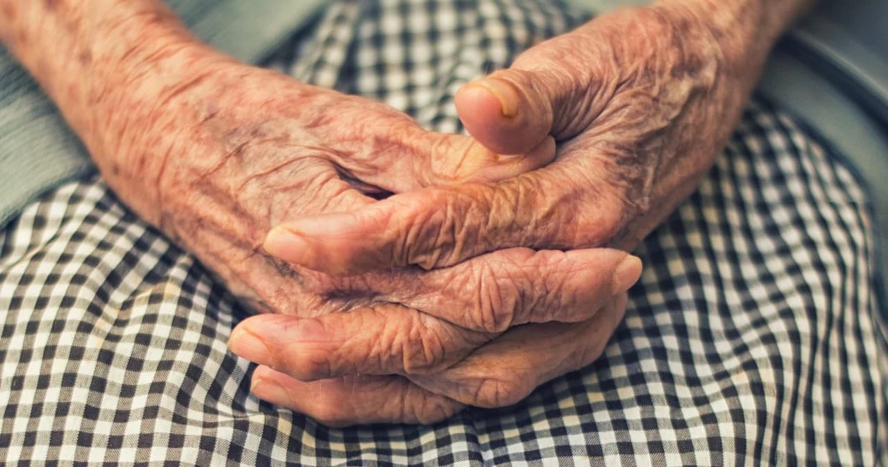 กรมอนามัยแนะลูกหลานดูแลผู้สูงอายุ ลด-เลี่ยง การแพร่ระบาดเชื้อโควิด-19 ในบ้าน