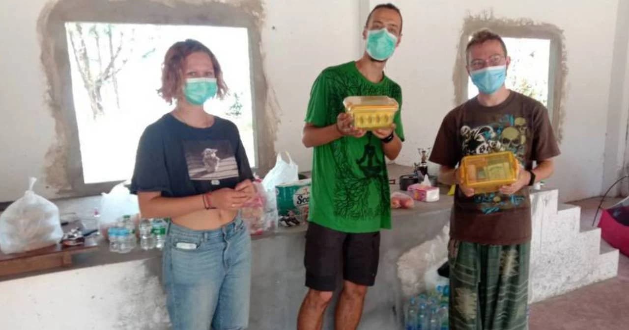 พระ-ชาวบ้านในวัดไม้ขาว จ.ภูเก็ต ช่วยเหลือนักท่องเที่ยวรัสเซียที่ตกค้าง