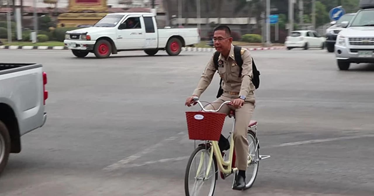 ชาวเน็ตชื่นชม ผู้ว่าฯ เลย เข้าโรงรับจำนำไถ่ถอนเครื่องมือทำกินคืนชาวบ้าน