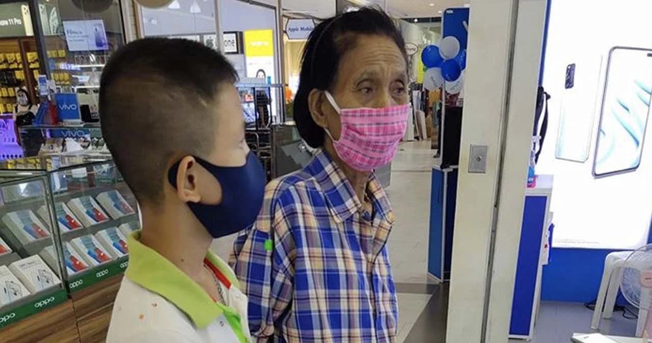 ยายพาหลานตามหาโทรศัพท์มือถือราคาไม่เกิน 2 พันบาท เตรียมไว้เรียนออนไลน์