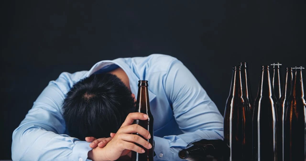แพทย์เตือน คนติดเหล้าจะภูมิคุ้มกันตก เสี่ยงติดโควิด-19 มากกว่าคนทั่วไป