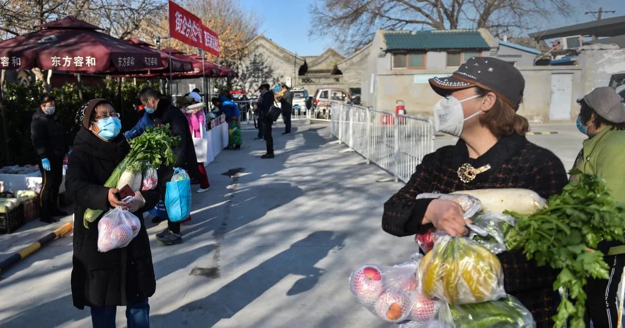 ปักกิ่งปิดตลาดค้าส่งใหญ่ที่สุด หลังพบคนใน-นอกตลาด 3 ราย ติดโควิด-19