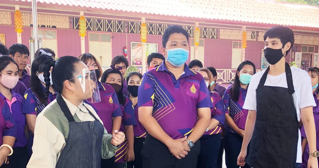 ‘ตุ๊กกี้ สุดารัตน์’ บุกโรงเรียน ‘หมอเจี๊ยบ’ สอนภาษาอังกฤษ สไตล์ครูเพ็ญศรี