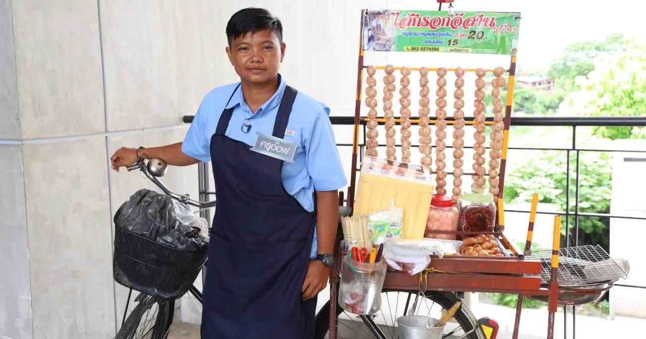 ครูอ๊อฟ ครูพละอดีตแชมป์ไตรกีฬา ปั่นจักรยานขายไส้กรอกอีสานสู้โควิด